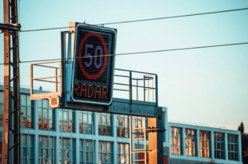 Panneau d'information pour un contrôle radar routier