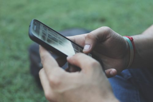 une personne tenant un téléphone dans ses mains