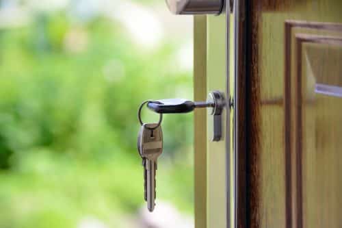 clés dans la serrure d'une porte d'entrée