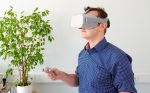 homme protant un casque de réalité virtuelle